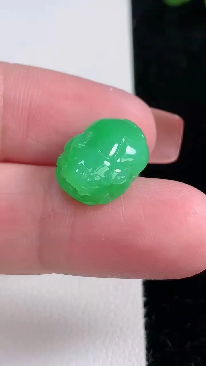 天然A货翡翠貔貅吊坠，尺寸16.2-11.6-6.8，重量:2.43g
12月16日