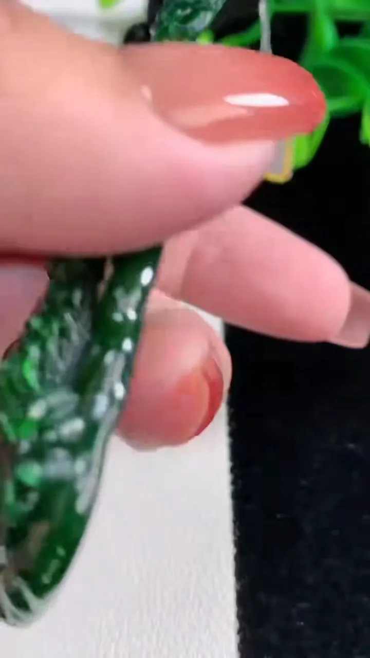 天然A货翡翠龙牌吊坠，尺寸90.8-66.8-42.7，重量:58.05g
12月16日