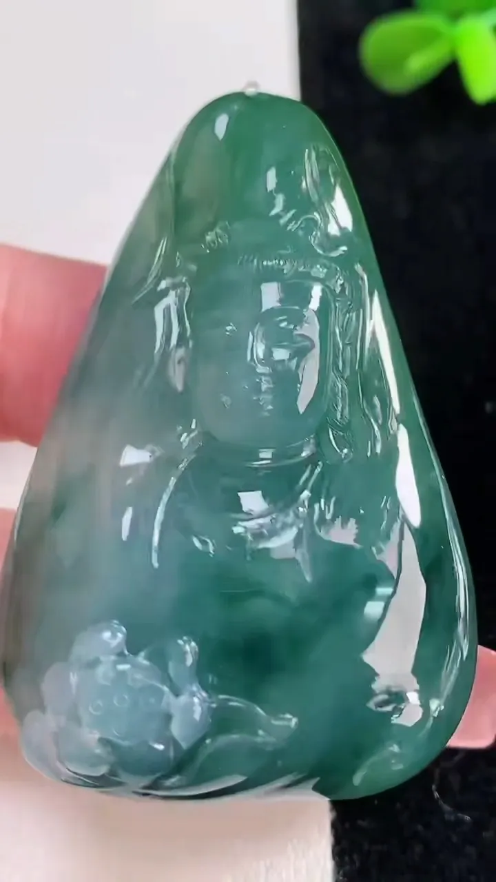 天然A货翡翠飘花观音头吊坠，尺寸56.5-37-12，重量:46.39g
12月16日