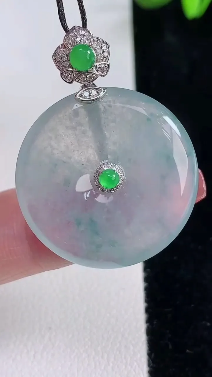 天然A货翡翠种飘花平安扣吊坠，尺寸27-4.4，重量:7.42g
12月16日