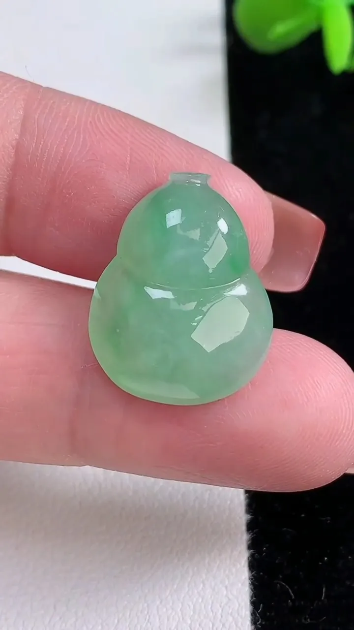 天然A货翡翠葫芦镶嵌件，尺寸21.3-17-5.6，重量:3.48g
12月16日