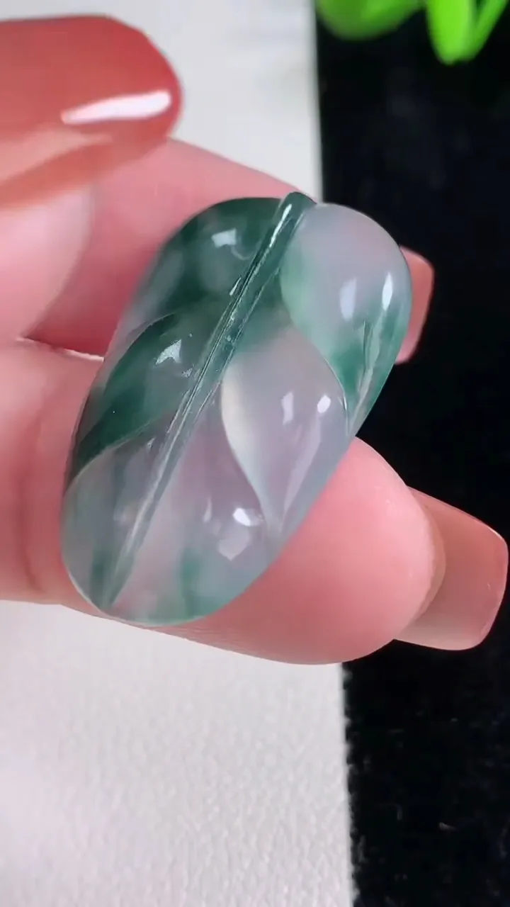 天然A货翡翠冰种飘花金枝玉叶 叶子吊坠，尺寸31-19.4-3.7，重量:4.49g
12月16日