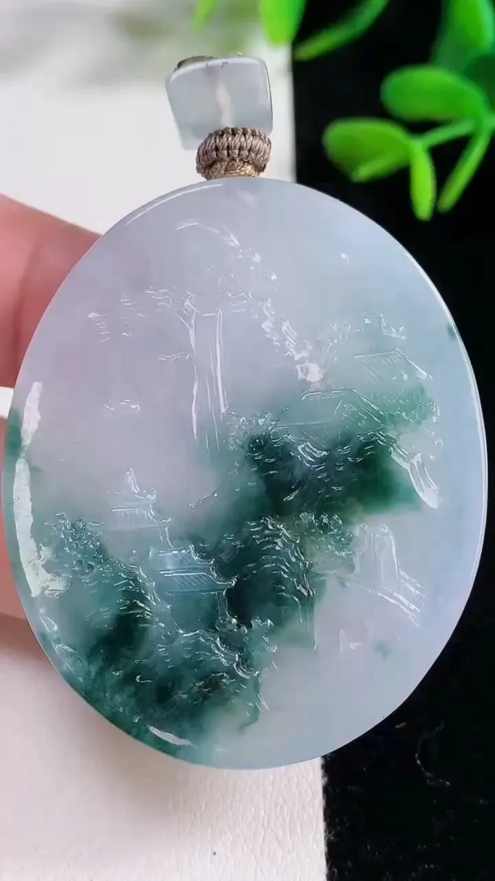 天然A货翡翠牌吊坠，尺寸50.8-42-5.5，重量:30.38g
12月16日