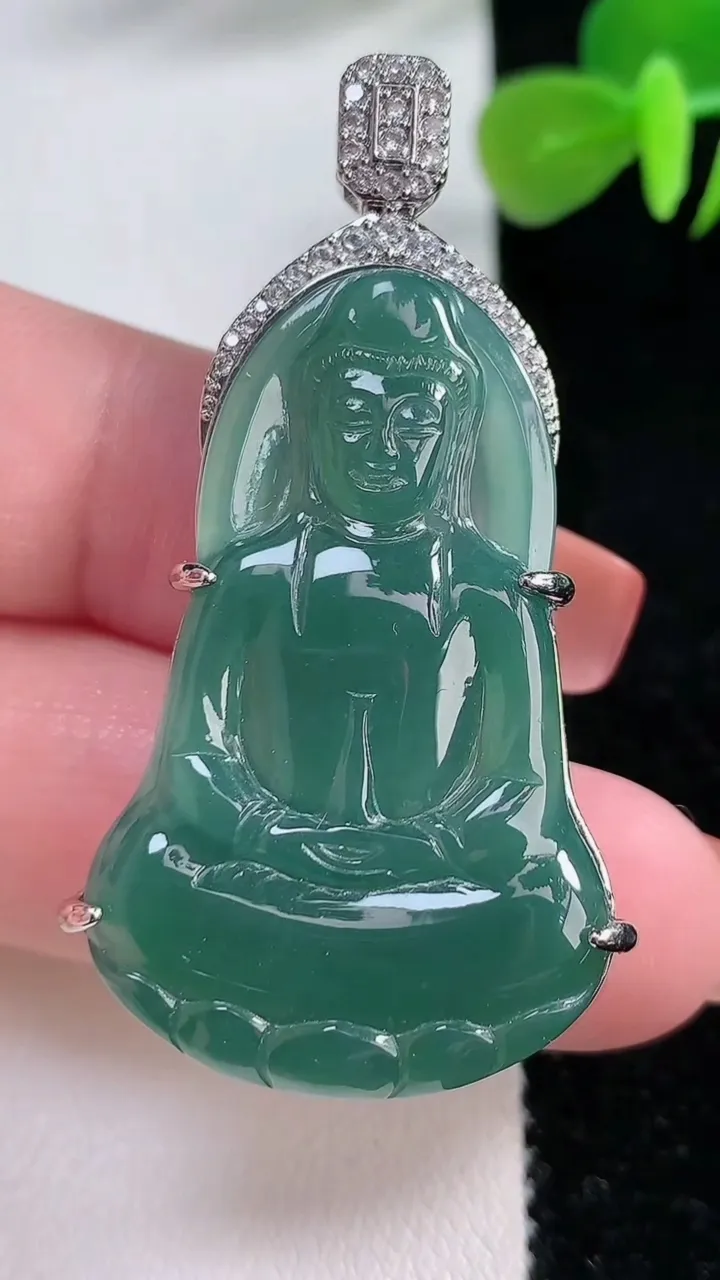 天然A货翡翠蓝水观音菩萨吊坠，尺寸43.1-23.8-8.8，重:17.13g
12月16日
