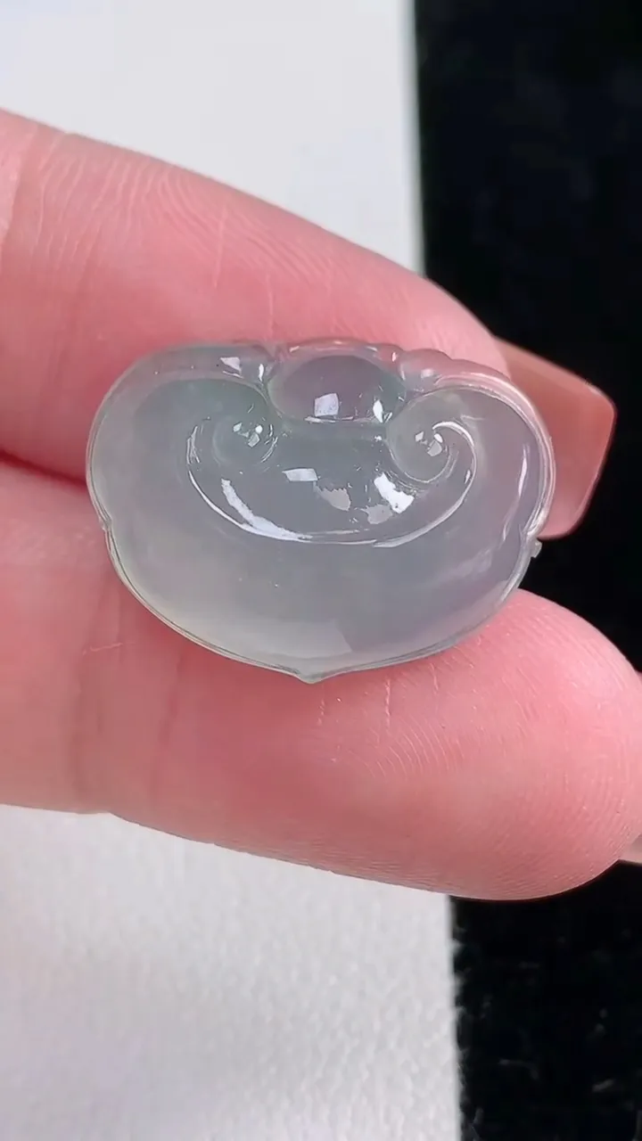 天然A货翡翠如意头吊坠，尺寸22-16.3-8.2，重量:4.81g
12月16日