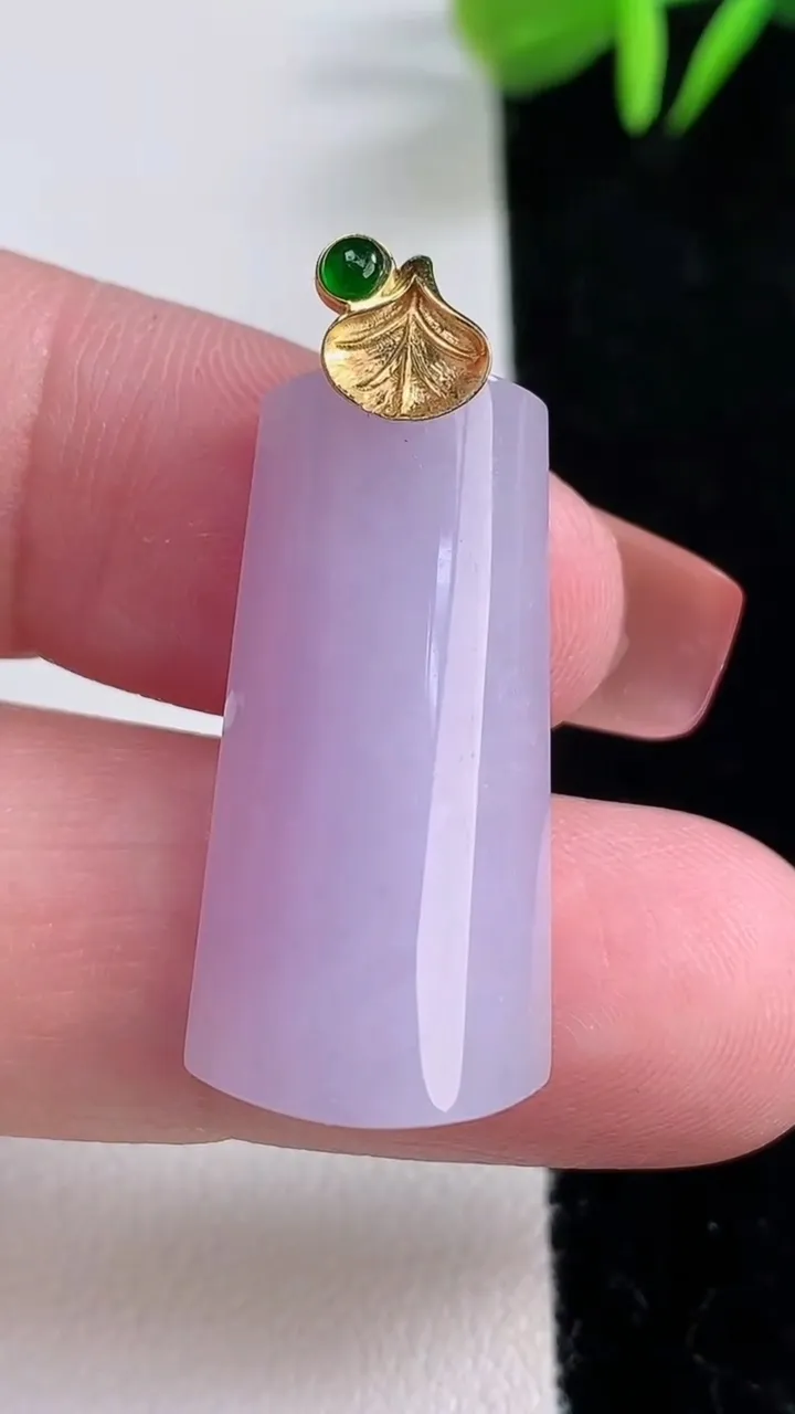 天然A货翡翠18K金紫罗兰无事牌吊坠，尺寸30-14.6-6.3，重量:6.69g
12月16日