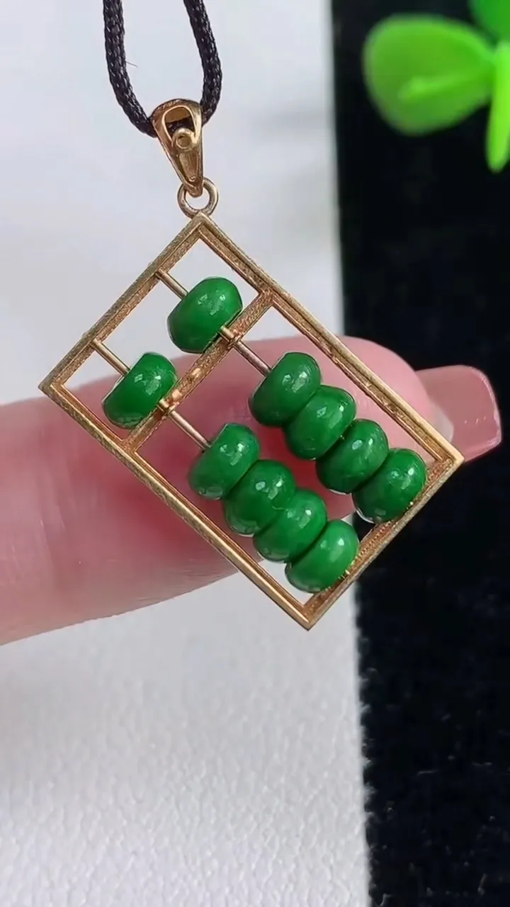 天然A货翡翠算盘吊坠，尺寸20.8-13.5-2.5，重量:2.40g
12月16日