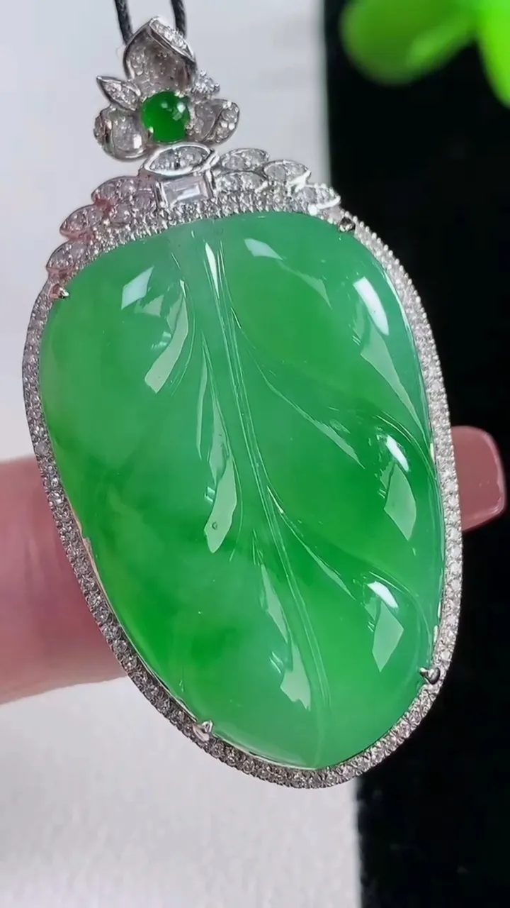 天然A货翡翠金枝玉叶 叶子吊坠，尺寸43.6-23.3-9.7，裸石30.4-20.5重量:9.79