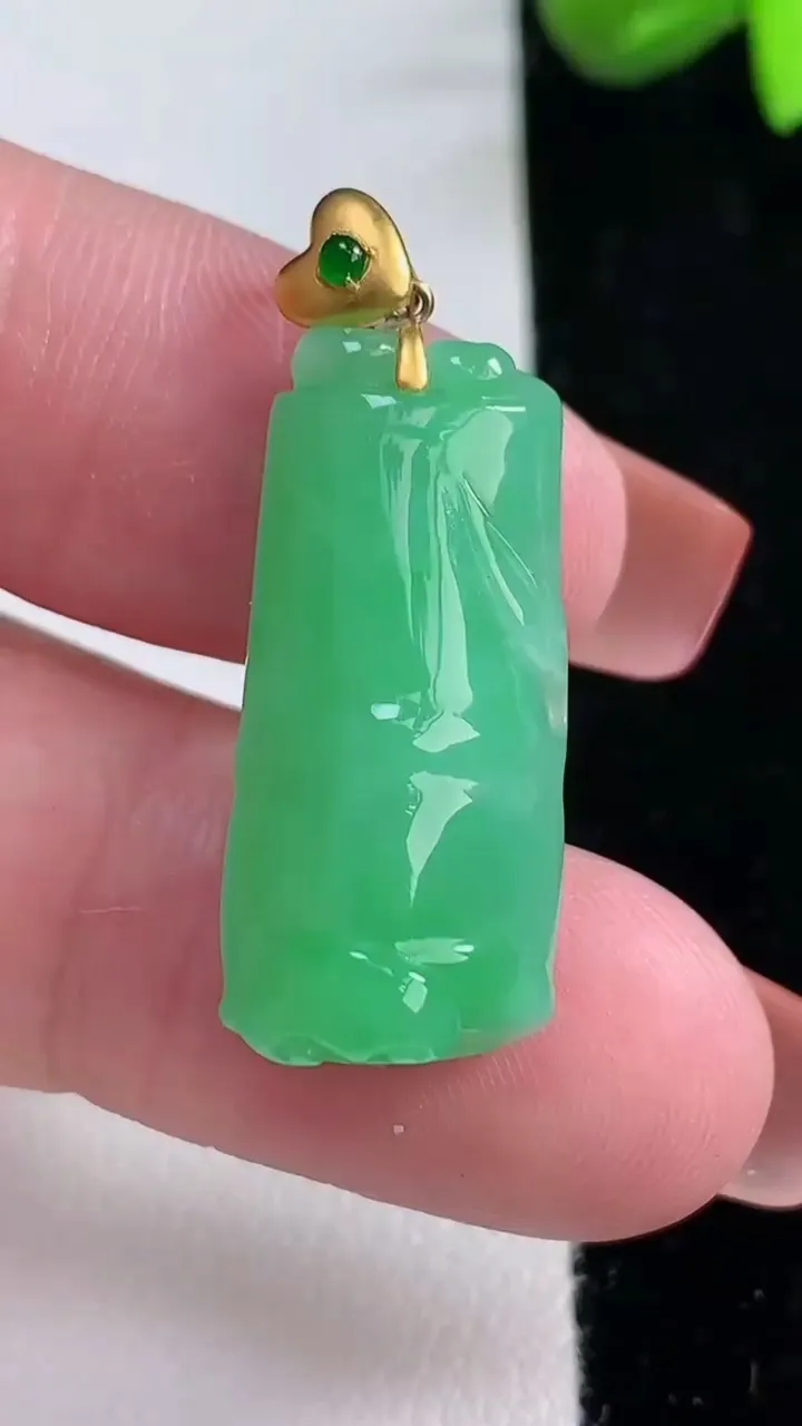 天然A货翡翠节节高升 竹节吊坠，尺寸26.2-12-7.8，重量:5.59g
12月16日