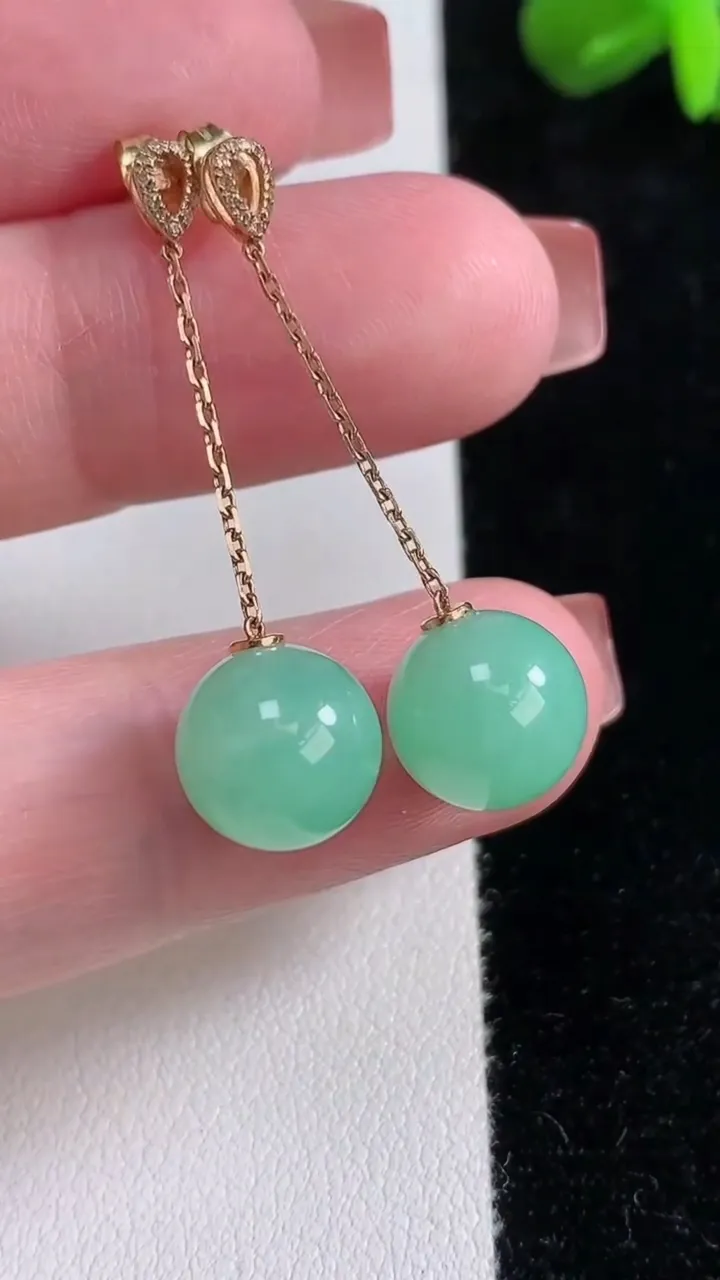 天然A货翡翠圆珠耳坠，尺寸10，重量:4.68g12月16日
工厂直销收藏佳品,种好水足，色泽均匀，有种有色，上手高大气！