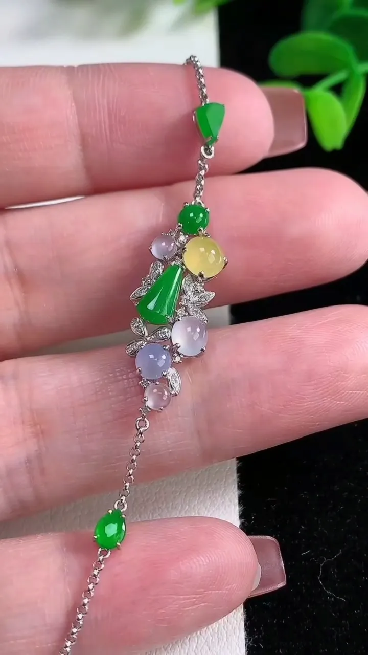 天然A货翡翠无事牌手链，尺寸26.2-10-4.8，重量:2.84g
12月16日