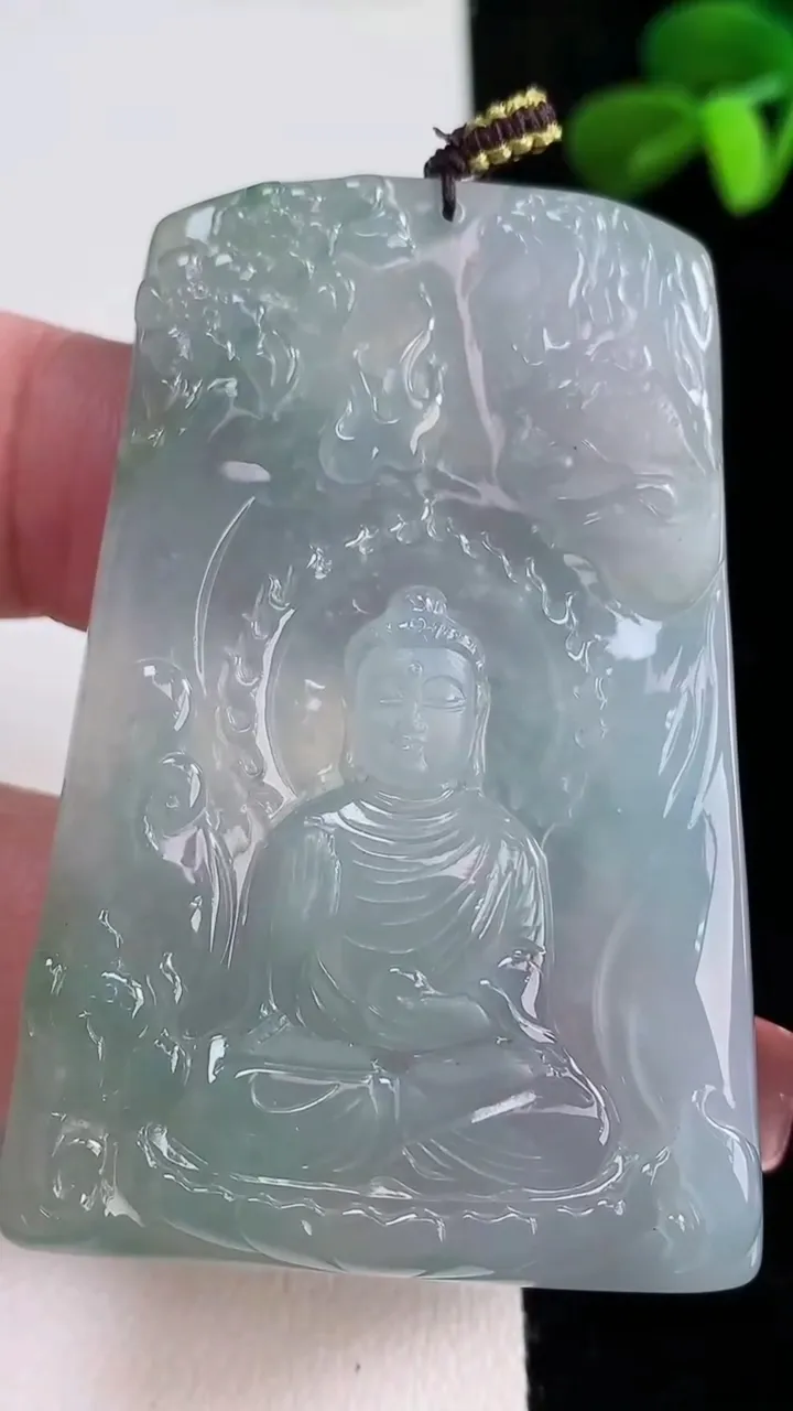 天然A货翡翠一念之间吊坠，尺寸56.5-38.6-5.2，重量:29.06g
12月16日