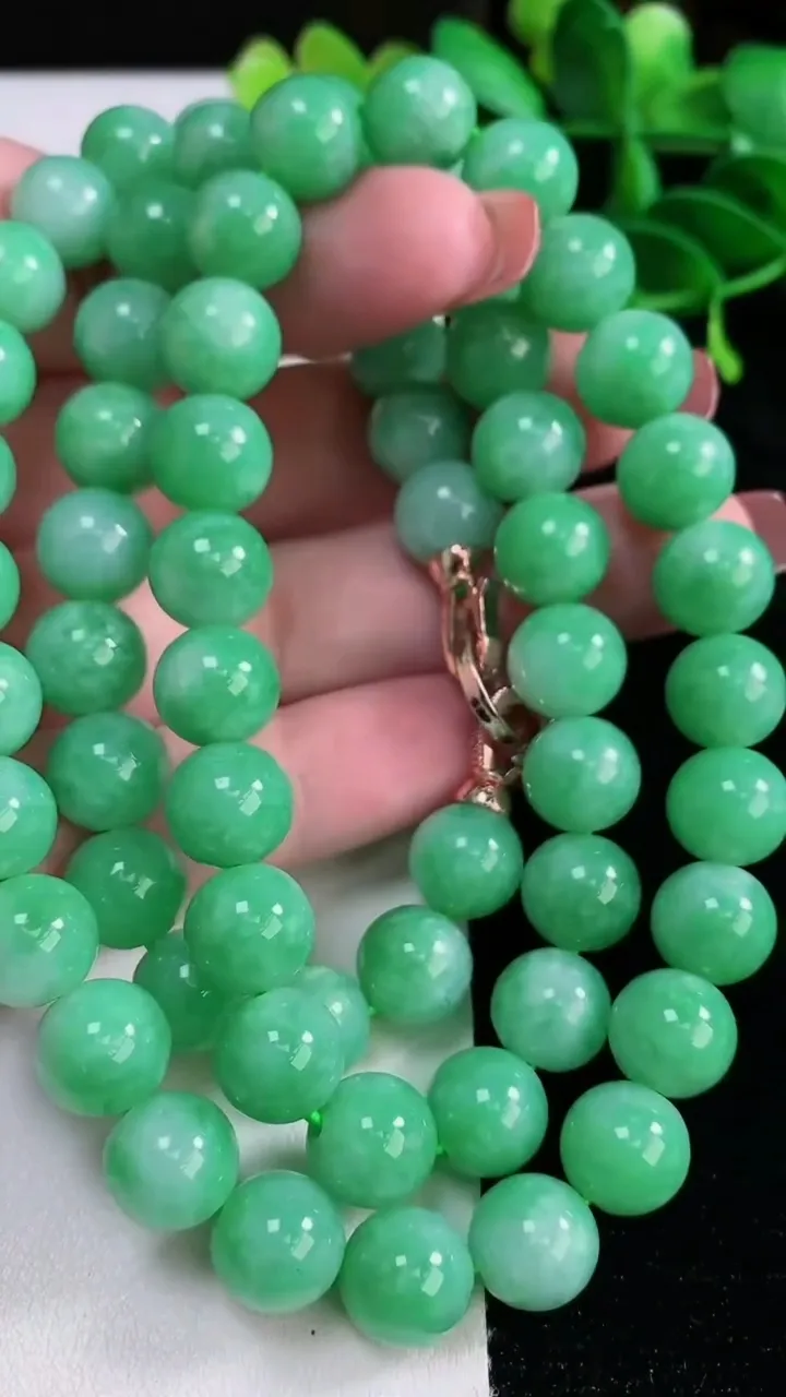 天然A货翡翠圆珠项链，尺寸10-64颗，重量:115.92g12月16日
工厂直销收藏佳品,种好水足，色泽均匀，有种有色，上手高大气！