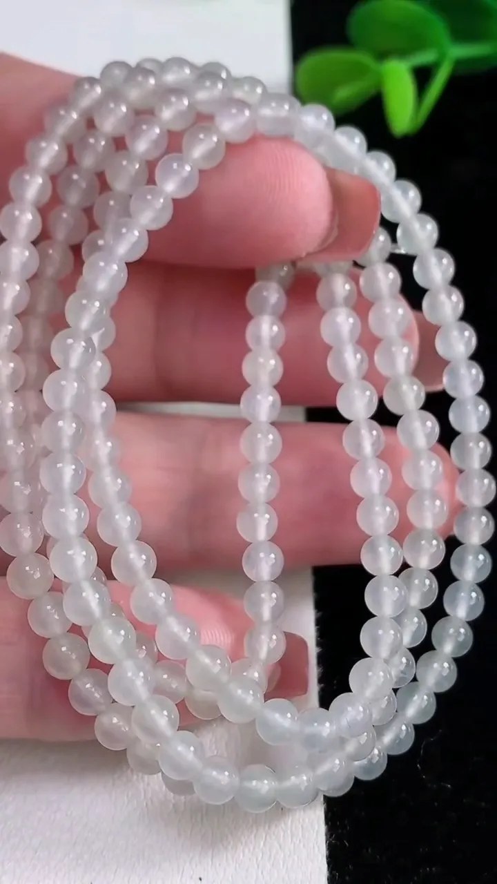 天然A货翡翠种白冰小米珠项链，尺寸4-160颗，重量:20.50g12月16日
工厂直销收藏佳品,种好水足，色泽均匀，有种有色，上手高大气！