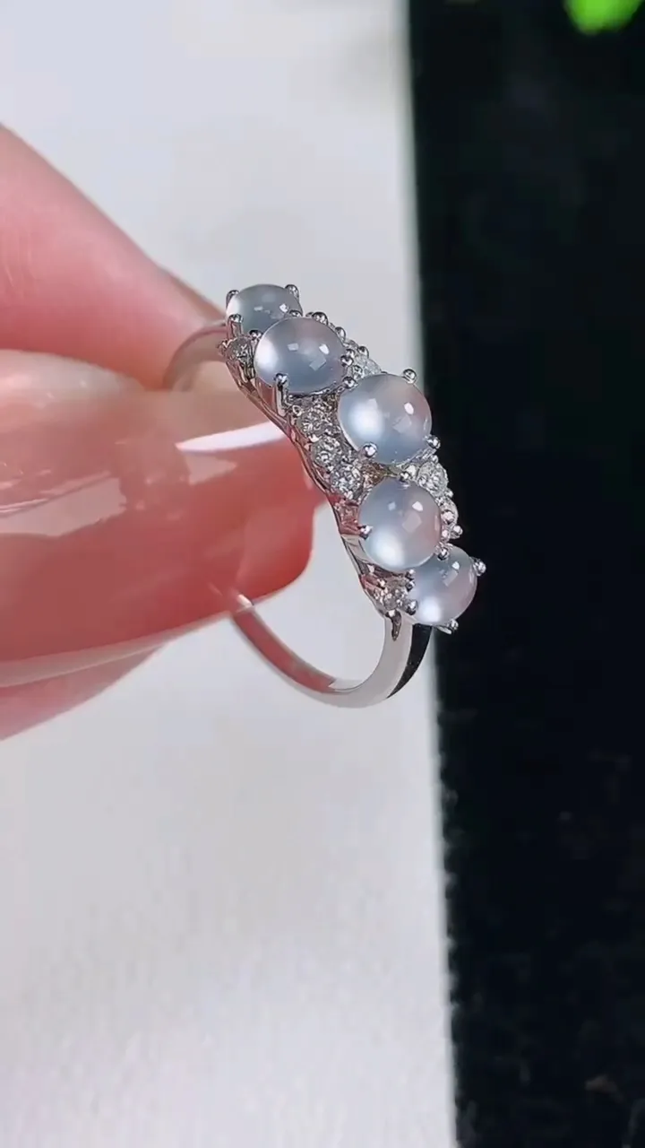 天然A货翡翠种冰种白冰蛋面戒指，尺寸16.8-3.8-5，重量:2.06g2025年12月16日
工