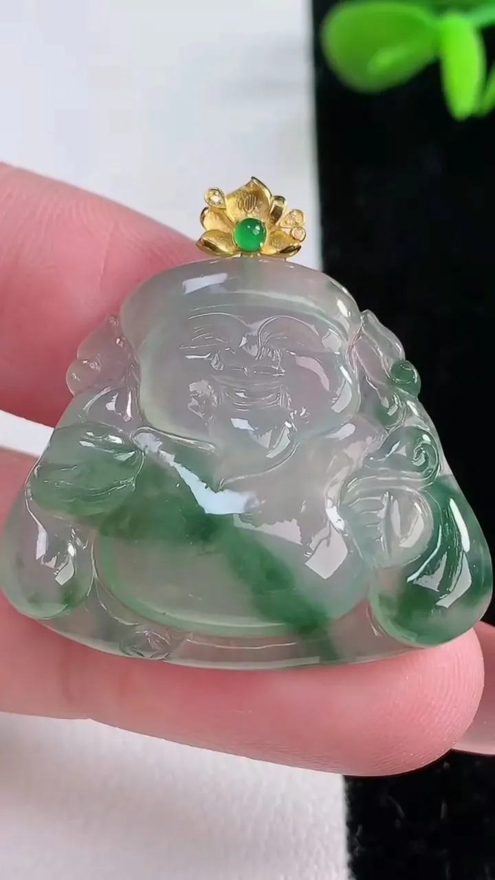 天然A货翡翠财神爷吊坠，尺寸27.2-32.2-5.4，重量:7.63g
12月16日