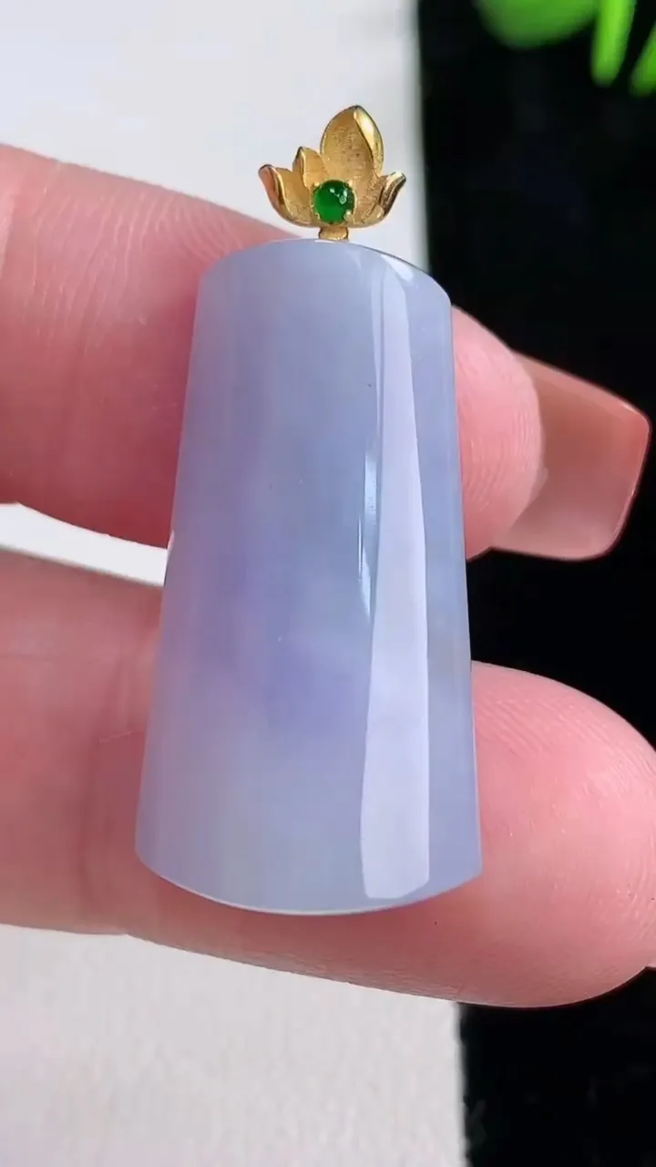 天然A货翡翠18K金紫罗兰无事牌吊坠，尺寸29.2-15.4-6.8，重量:6.02g
12月16日