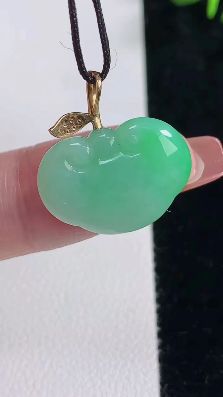 天然A货翡翠如意头吊坠，尺寸14-19.4-5，重量:3.02g
12月16日