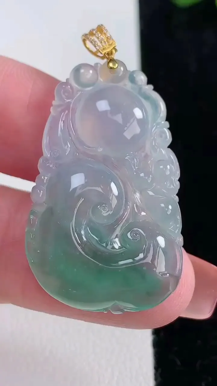 天然A货翡翠种飘花如意吊坠，尺寸35-21.7-5.2，重量:6.35g
12月16日