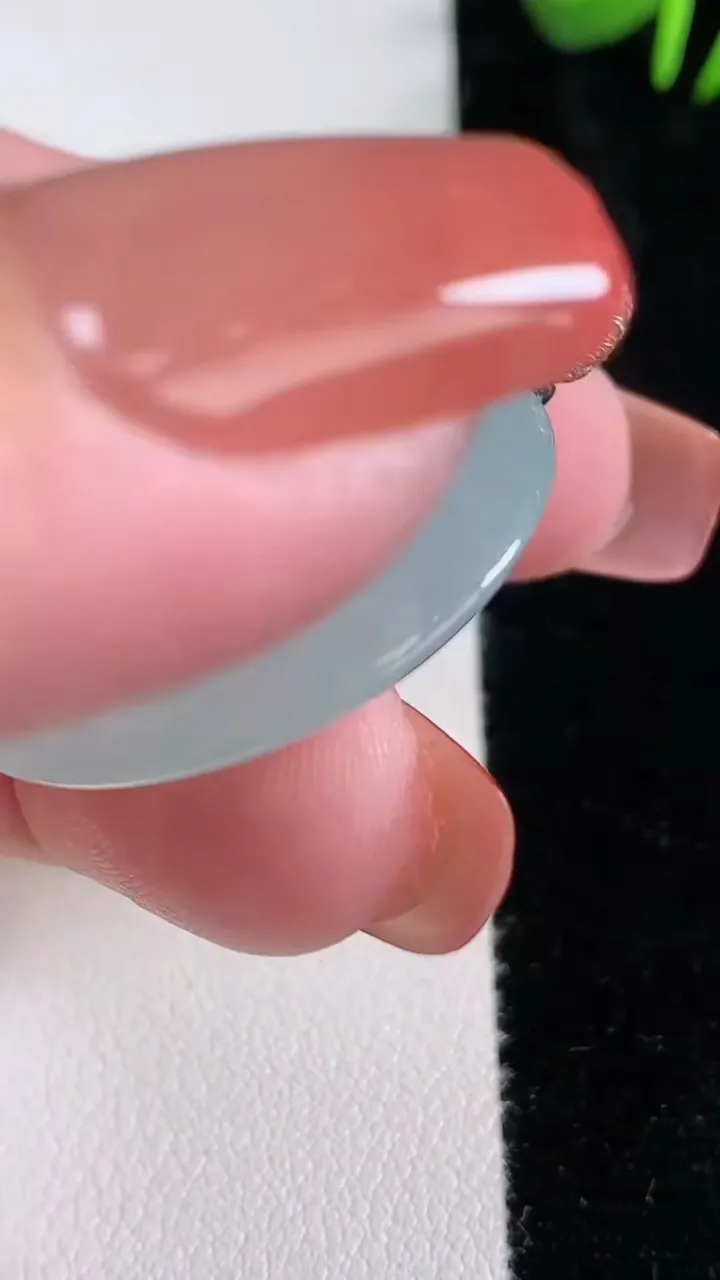 天然A货翡翠平安扣吊坠，尺寸29.6-4.7，重量:9.08g
12月16日