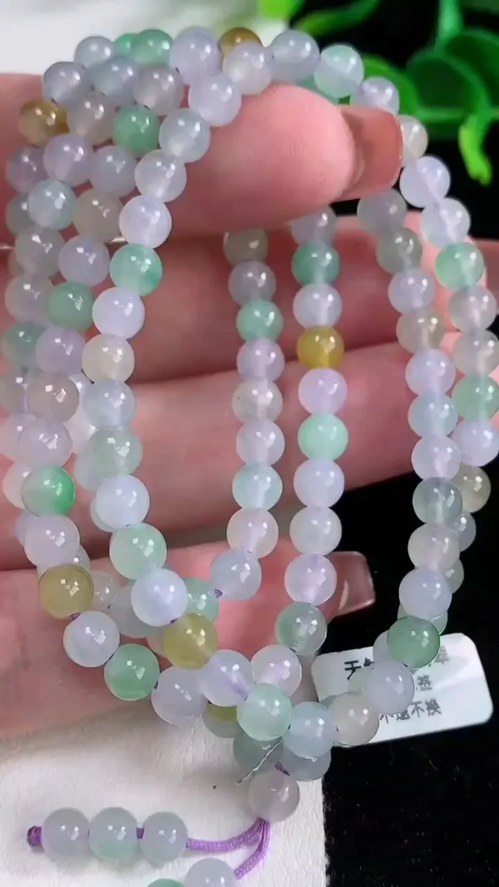 天然A货翡翠冰种三彩圆珠项链，尺寸5-137颗，重量:33.73g
12月16日
