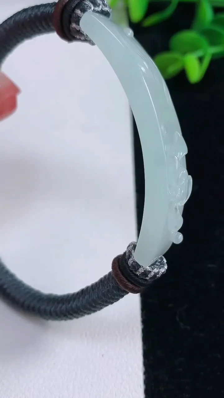 天然A货翡翠和和美美 荷花手绳，尺寸52.4-12.8-6.3，重量:23.15g
12月16日