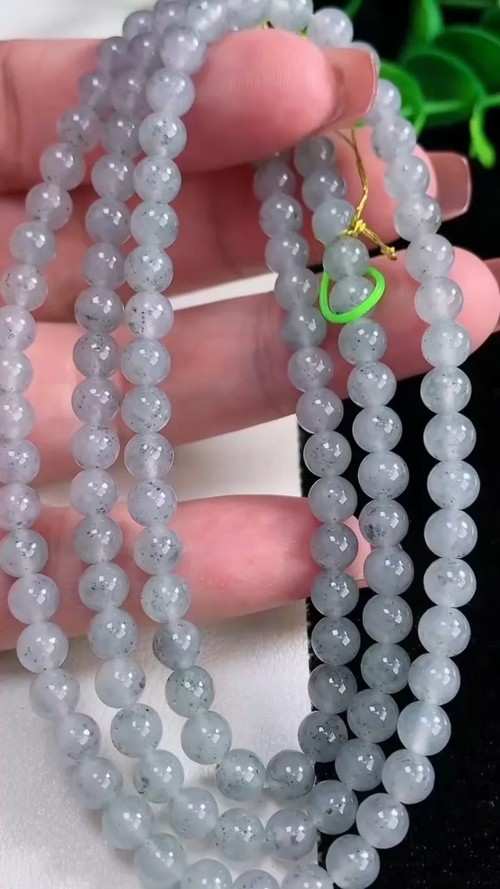 天然A货翡翠种乌鸡种圆珠项链，尺寸5.3-136颗，重量:34.68g
12月16日