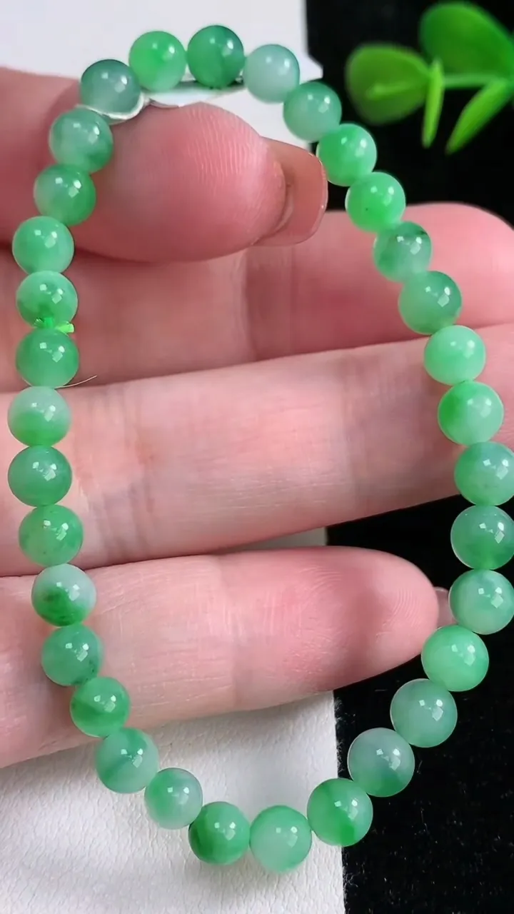 天然A货翡翠圆珠手串，尺寸5.5-33颗，重量:9.25g12月16日
工厂直销收藏佳品,种好水足，色泽均匀，有种有色，上手高大气！