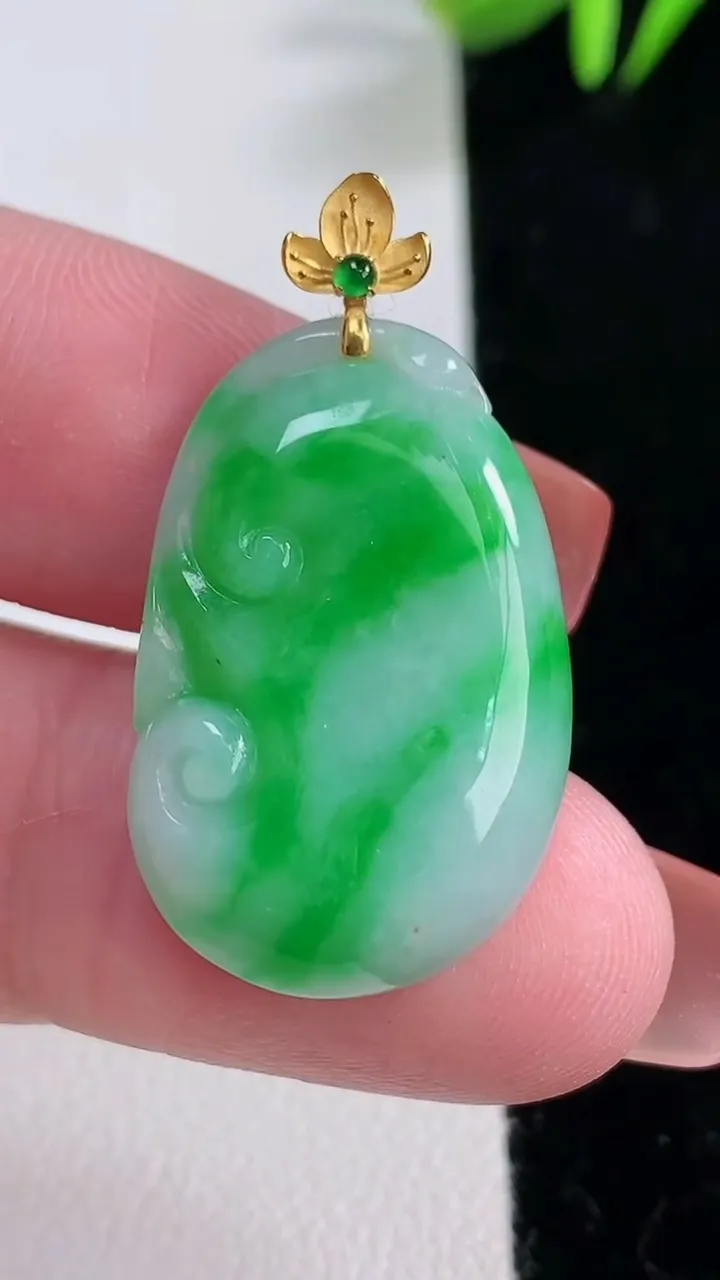 天然A货翡翠如意吊坠，尺寸27.7-17.8-5，重量:5.04g
12月16日