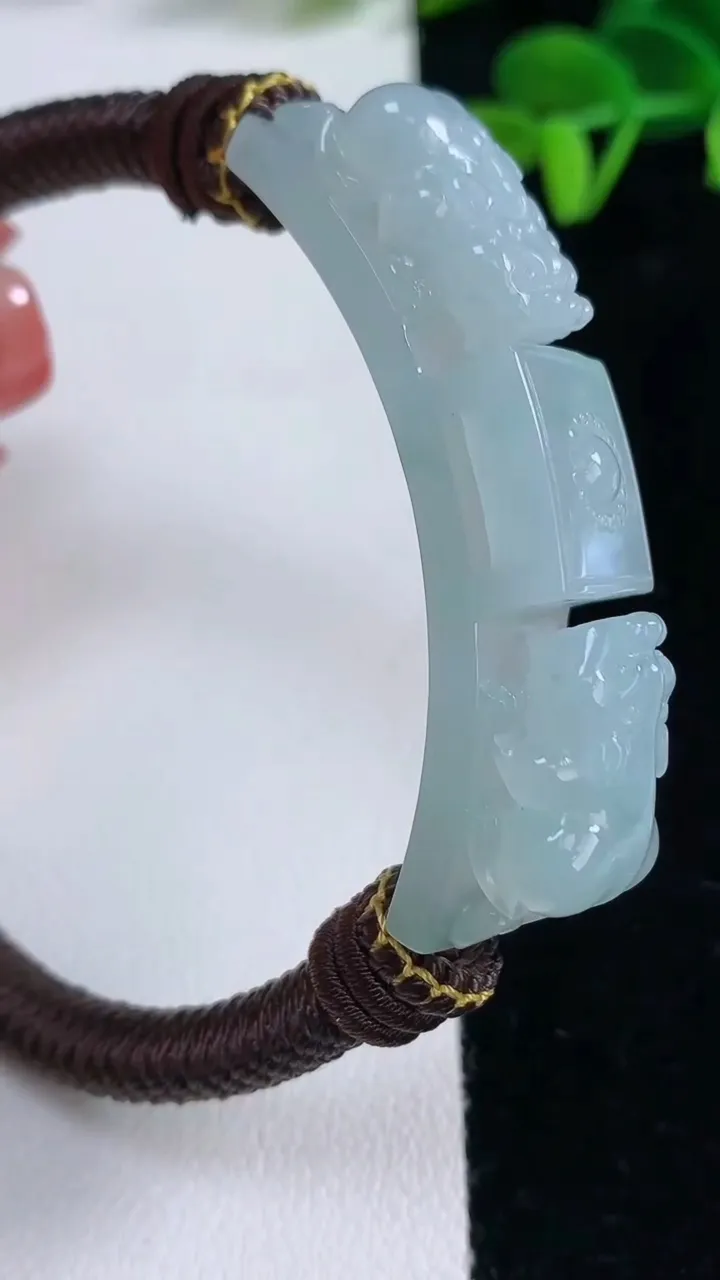 天然A货翡翠冰种飘花貔貅手绳，尺寸50-12-8.9，重量:28.73g
12月16日