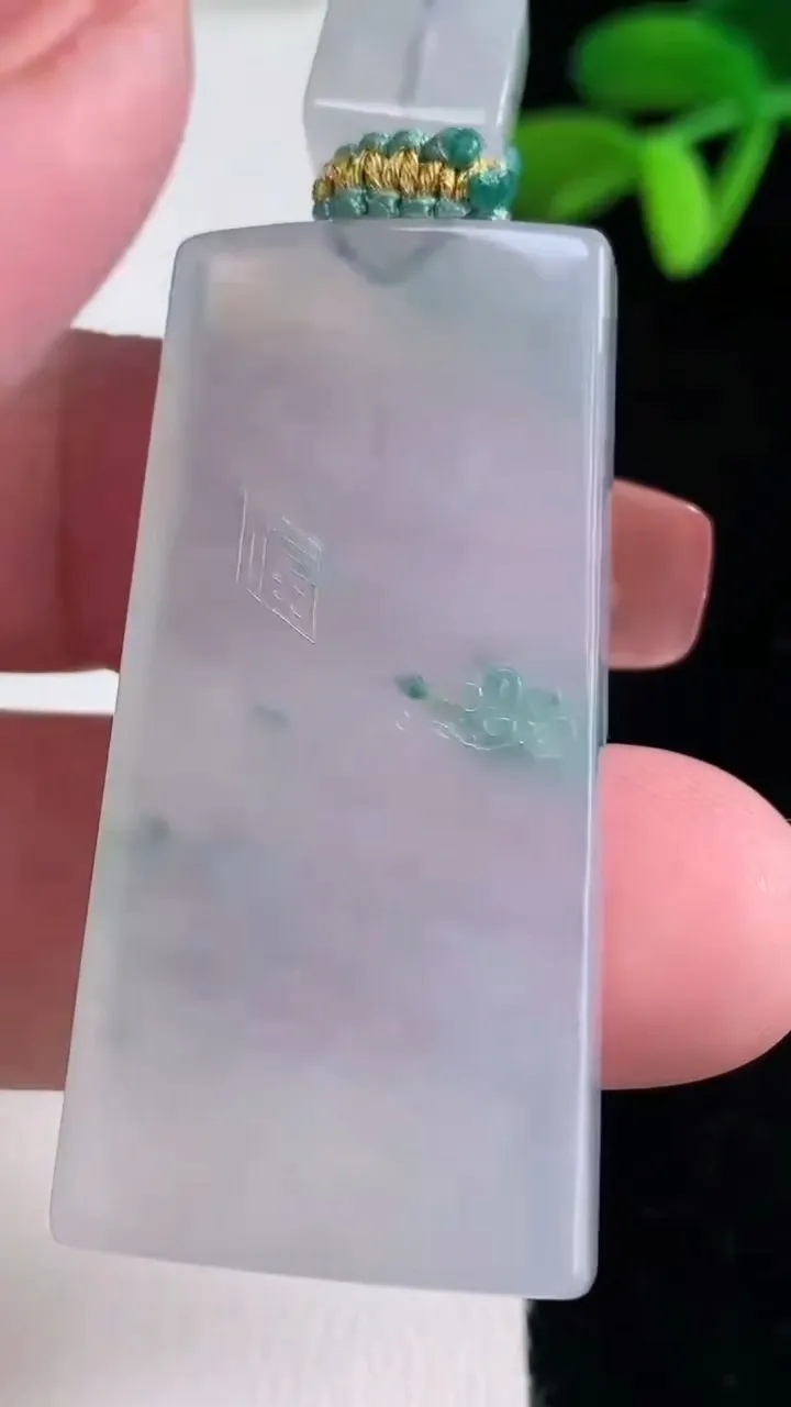 天然A货翡翠种飘花无事牌吊坠，尺寸45-22.5-5.7，重量:20.06g
12月16日