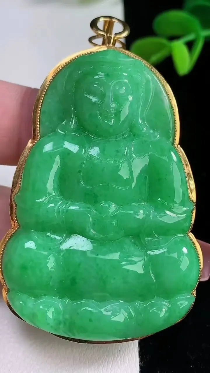 天然A货翡翠观音菩萨吊坠，尺寸69.7-41.5-7.3，裸石57.5-38.8重量:33.65g
12月16日