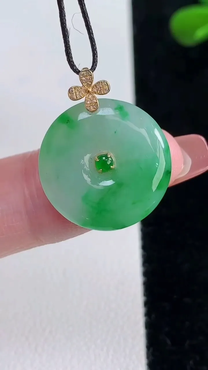 天然A货翡翠平安扣吊坠，尺寸18.5-3.7，重量:2.90g
12月16日