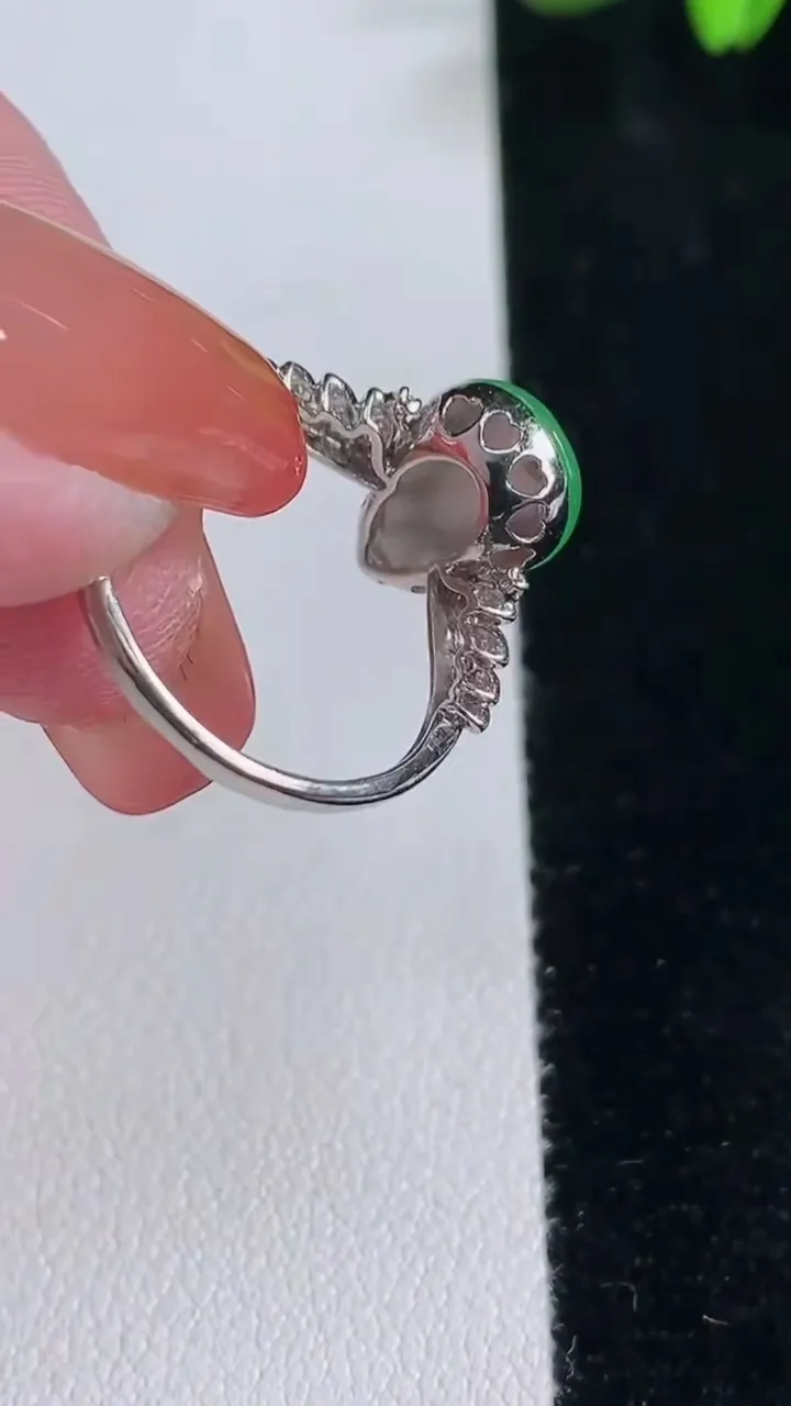 天然A货翡翠葫芦戒指，尺寸17.4-12.7-8.5-5.2，重量:2.34g2025年12月16日
工厂直销收藏佳品,种好水足，色泽均匀，有种有色，上手高大气！