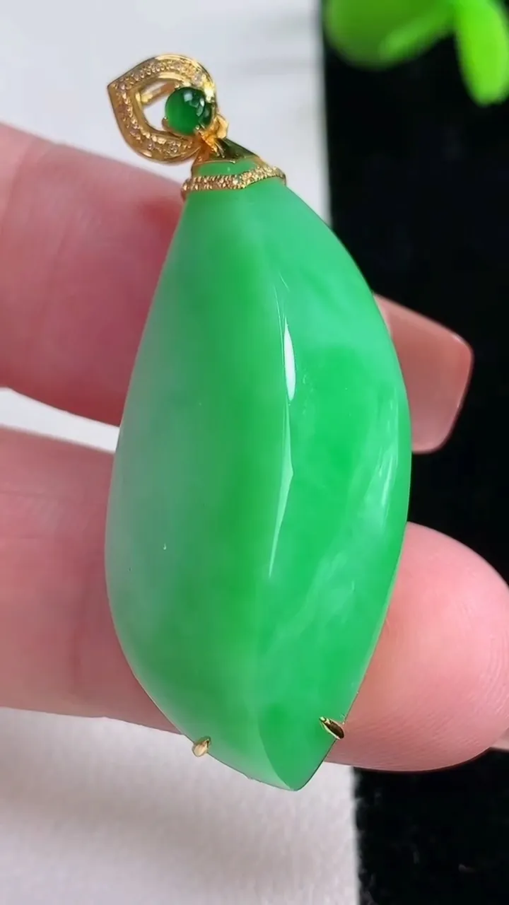 天然A货翡翠随形吊坠，尺寸46.2-38.8-17.8，重量:12.68g
12月16日