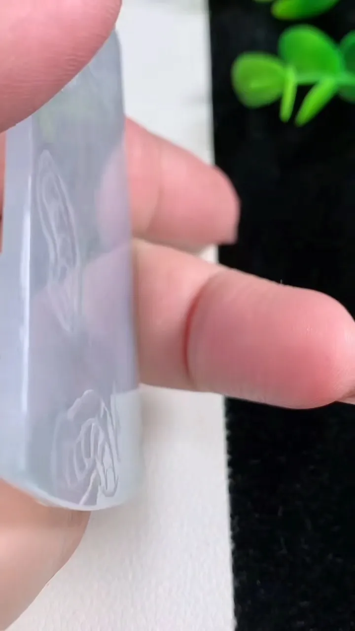 天然A货翡翠御龙观音菩萨吊坠，尺寸72.4-47-4.7，重量:31.84g
12月16日