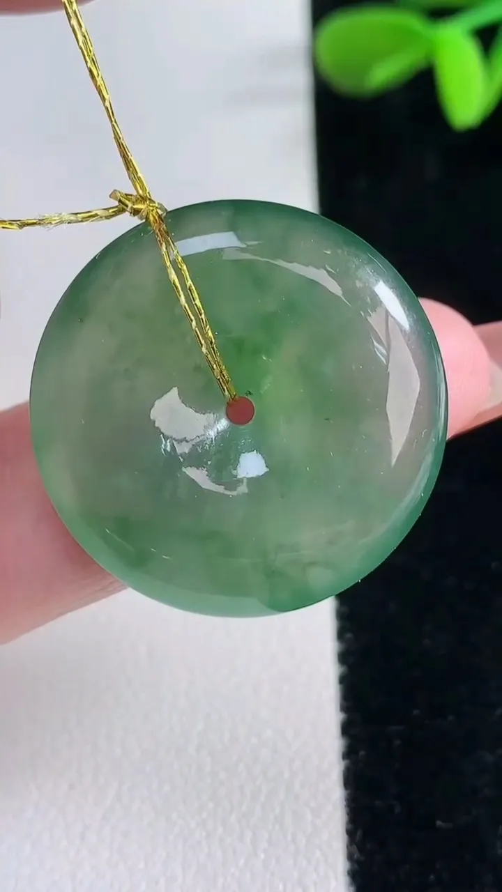 天然A货翡翠平安扣吊坠，尺寸26.3-5.8，重量:8.17g
12月16日