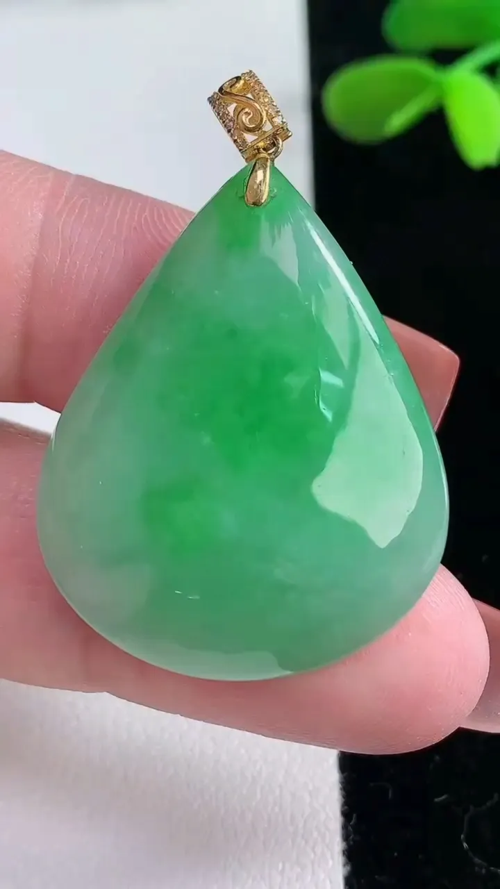 天然A货翡翠水滴吊坠，尺寸34.3-27.5-7.6，重量:10.91g
12月16日