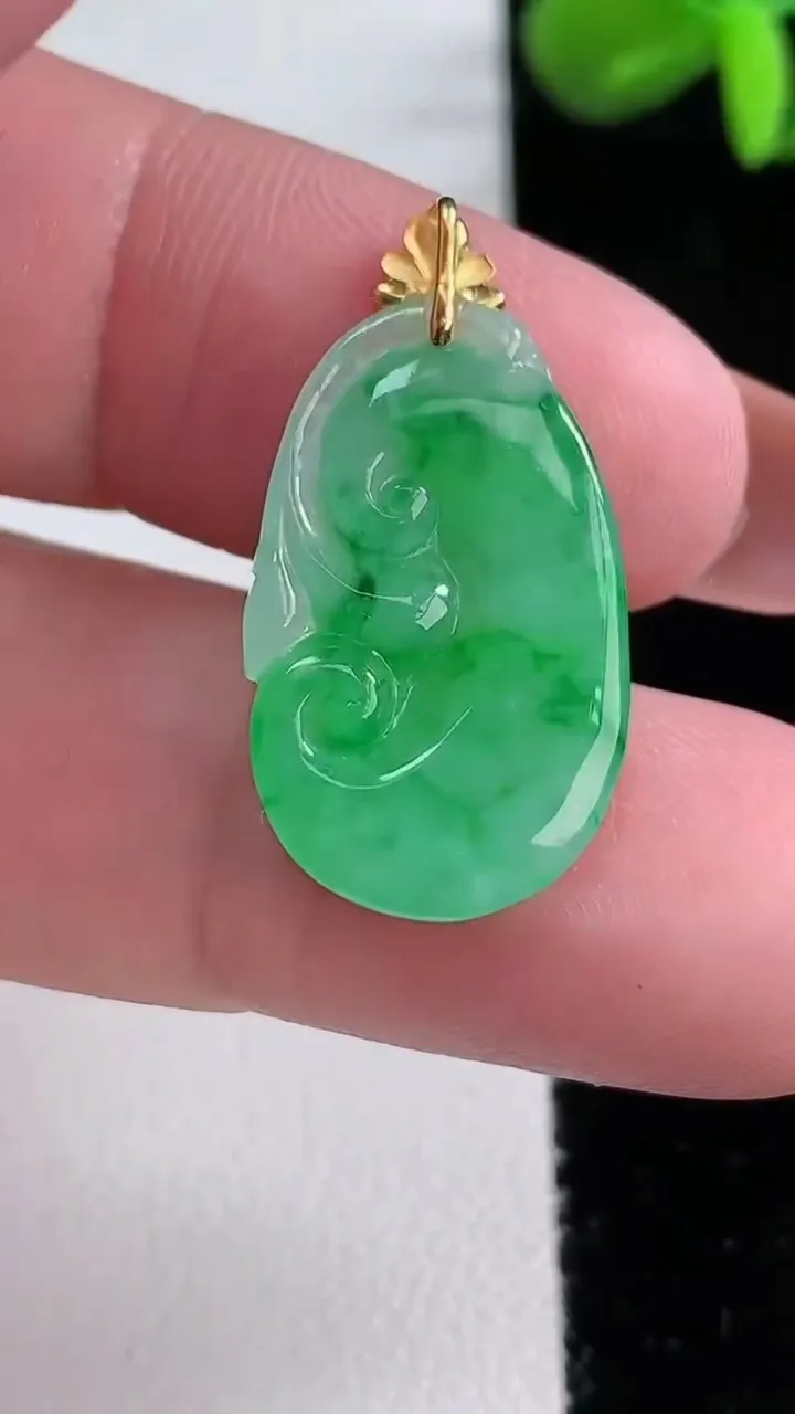 天然A货翡翠如意吊坠，尺寸22.7-14.6-4.5，重量:2.98g
12月16日