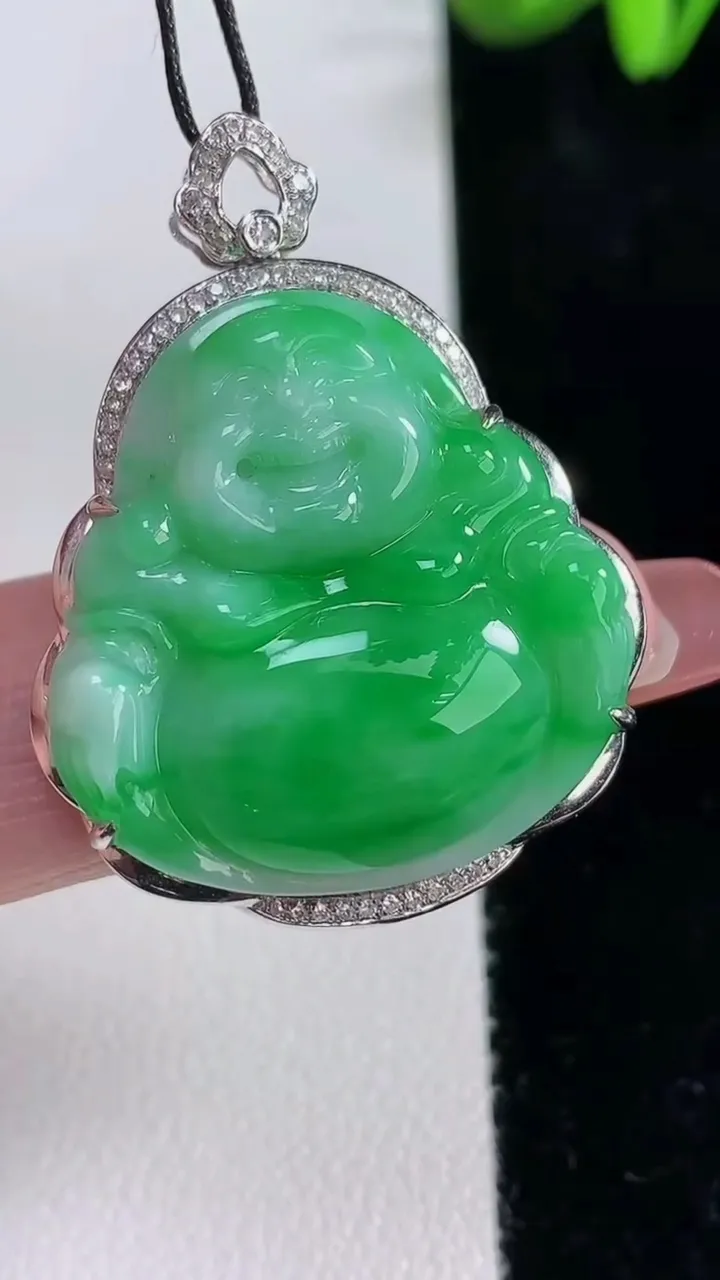天然A货翡翠佛公吊坠，尺寸36.2-27.8-6，裸石26.4-25.5重量:7.38g
12月16