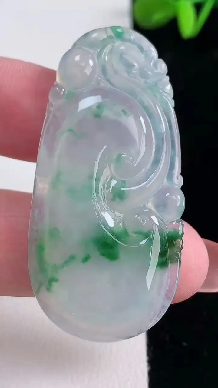 天然A货翡翠如意吊坠，尺寸49.8-24-4.5，重量:10.38g
12月16日