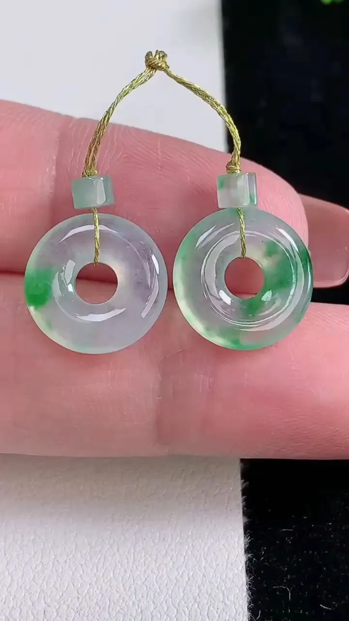 天然A货翡翠平安环吊坠一对，尺寸13.5-2.8，重量:2.33g
12月16日