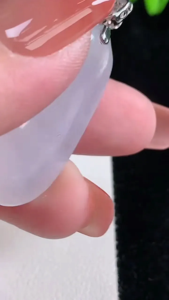 天然A货翡翠种白冰福瓜吊坠，尺寸35.6-17.2-9.4，重量:10.43g
12月16日