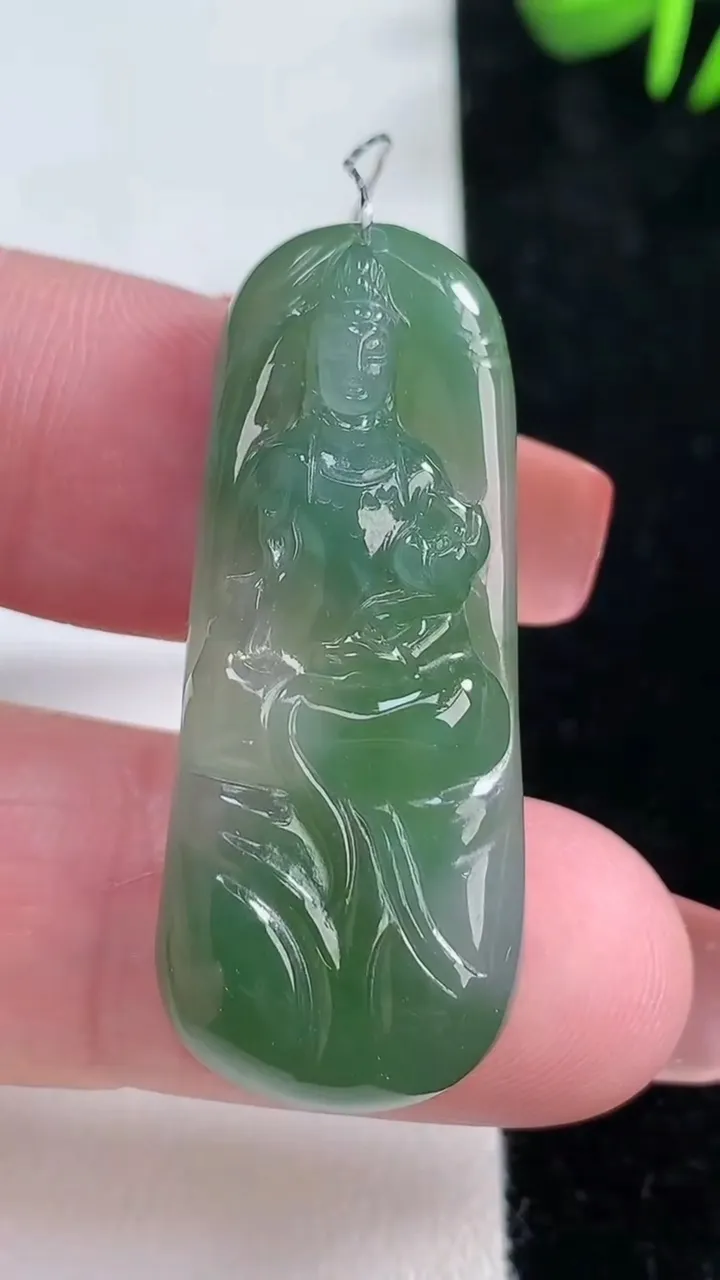 天然A货翡翠大势至菩萨吊坠，尺寸39.2-16.3-6.7，重量:10.00g
12月16日