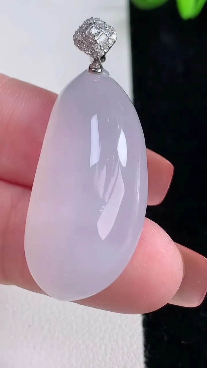 天然A货翡翠种白冰福瓜吊坠，尺寸35.6-17.2-9.4，重量:10.43g
12月16日