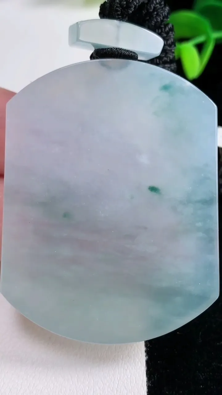 天然A货翡翠种飘花无事牌吊坠，尺寸55-43-6，重量:46.72g
12月16日