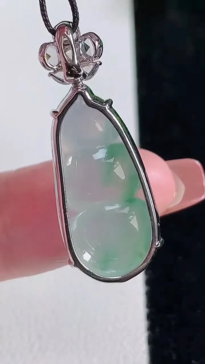 天然A货翡翠种飘花福豆吊坠，尺寸32.4-24.5-12.3-6.7，重量:4.03g
12月16日