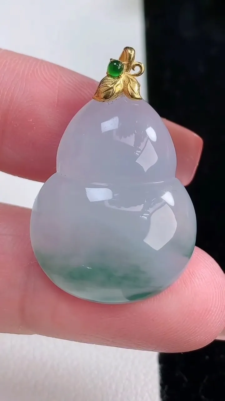 天然A货翡翠种飘花葫芦吊坠，尺寸29-21.8-6.2，重量:6.80g
12月16日