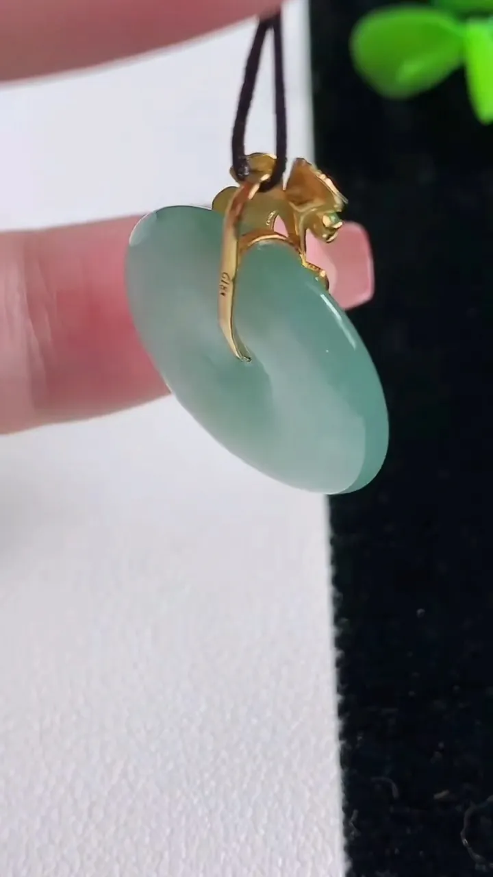 天然A货翡翠平安扣吊坠，尺寸22.5-4.1，重量:4.82g
12月16日