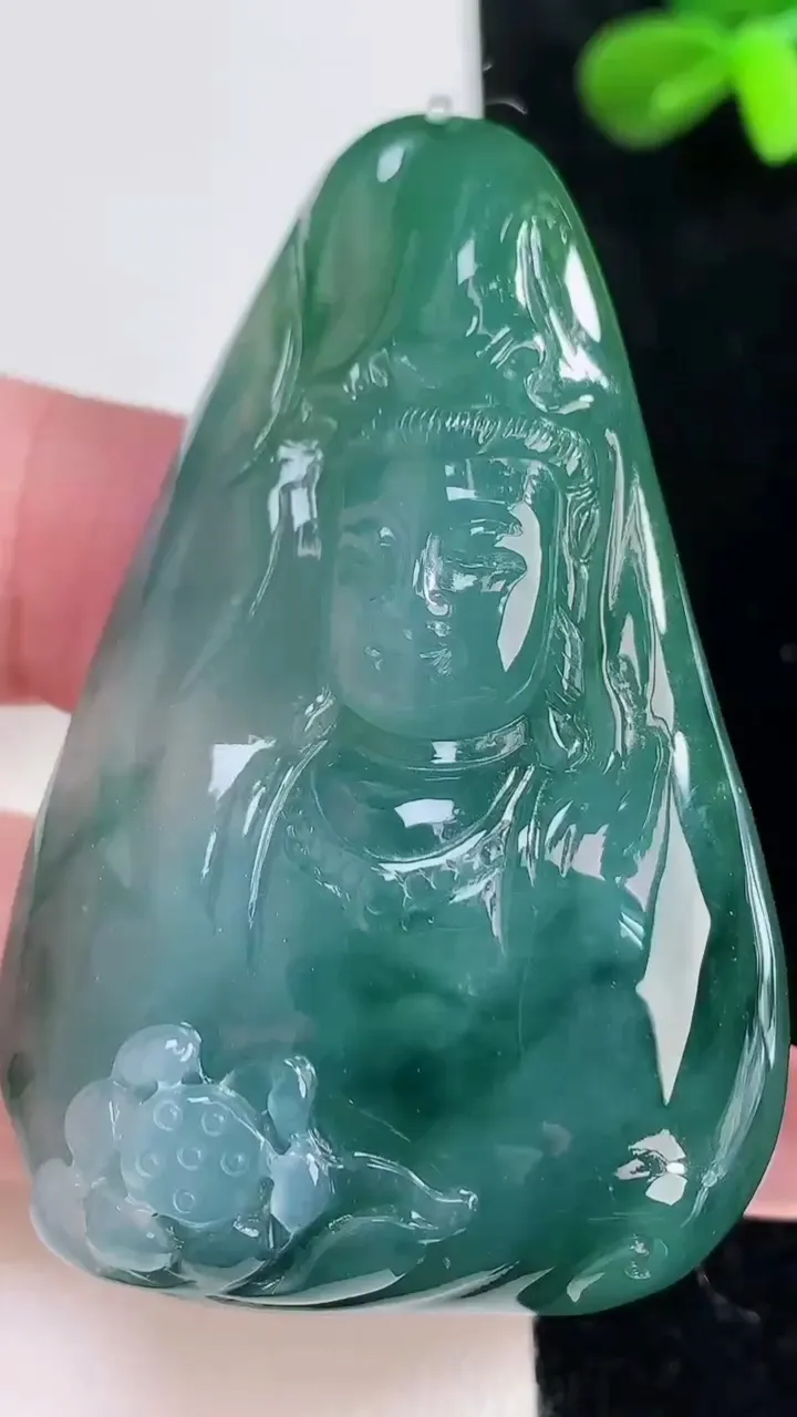 天然A货翡翠飘花观音头吊坠，尺寸56.5-37-12，重量:46.39g
12月16日